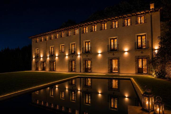 Chalet para 16 personas, con sauna y piscina además de jardín y jacuzzi en Aragón