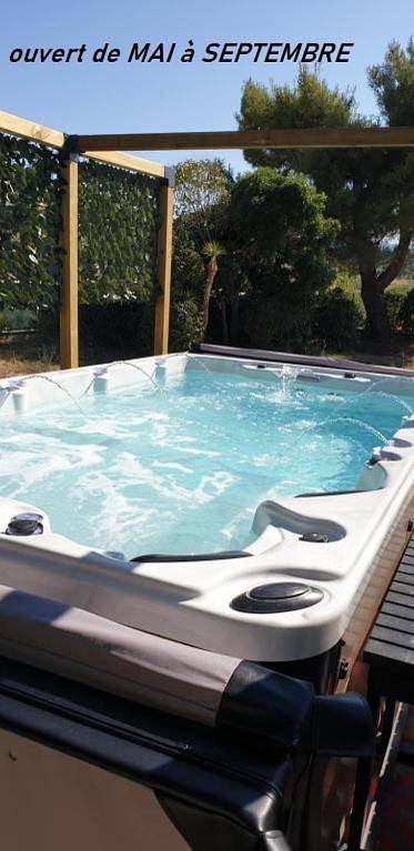 Holiday home for 6 people, with hot tub and garden as well as pool - 1