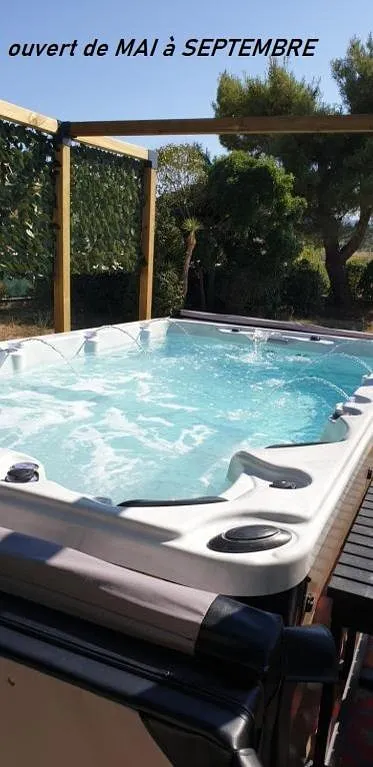 Casa de vacaciones para 6 personas, con piscina además de jardín y jacuzzi - 1