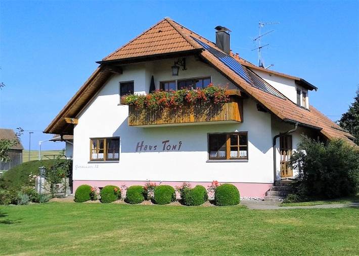 Appartement entier, Appartement 'Ferienhaus Toni Rosenstube' avec terrasse privée, jardin partagé et Wi-Fi in Hohenstein (Bade-Wurtemberg), Neckar-Alb