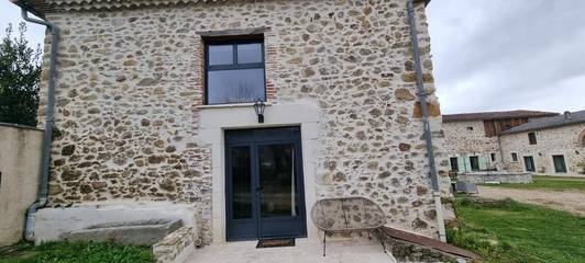 Gîte pour 2 personnes, avec piscine et terrasse à Aussillon