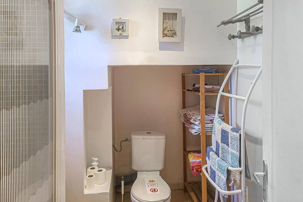 Nice home in La Tour-d'Aigues in La Tour-d'Aigues, Parc naturel régional du Luberon