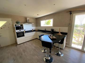 Cottage pour 4 personnes, avec piscine ainsi que vue et terrasse à Les Mayons
