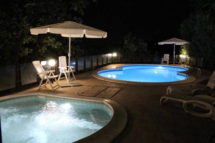 Location de vacances pour 11 personnes, avec jardin ainsi que piscine et jacuzzi, adapté aux familles à Piedimonte Etneo - 2