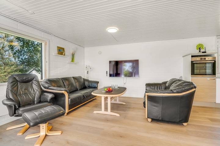 Family-friendly holiday home with large wilderness bath, close to the water. in Kærgården, Limfjord in Nordjütland