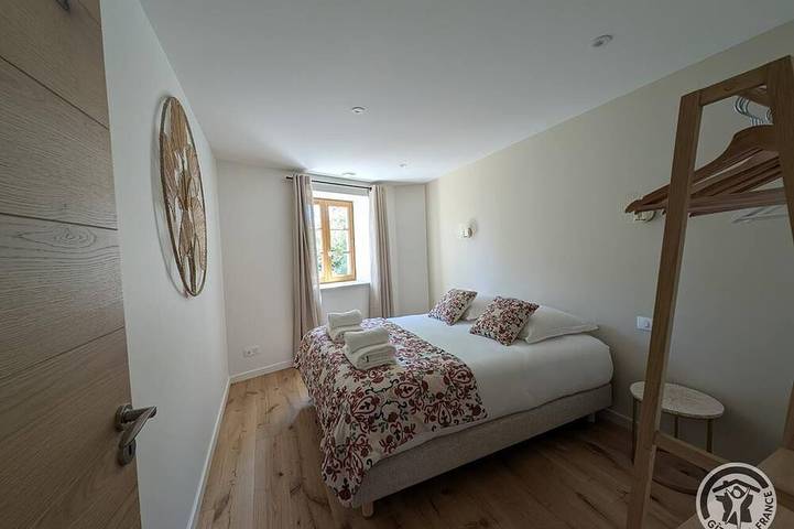 Location de vacances pour 6 personnes, avec jardin à Émeringes - 2
