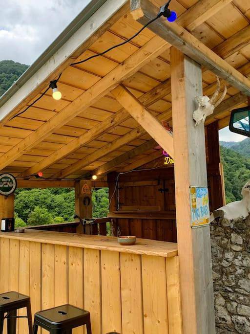 Location de vacances pour 30 personnes, avec vue ainsi que piscine et jardin, animaux acceptés à Louvie-Juzon - 3