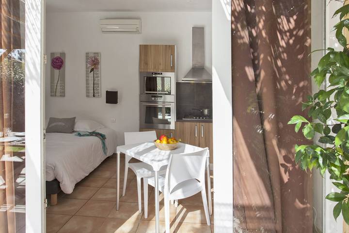 Amarylis à Calvi : location 2 pers. avec clim, jardin, piscine et barbecue in Calvi, Région de Calvi
