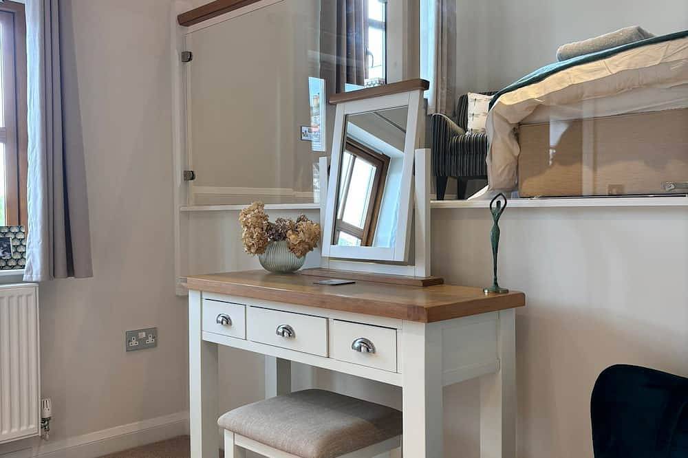 Luxury modern home in the centre of the picturesque town of Llanbedr, Harlech. in Llanbedr, Snowdonia