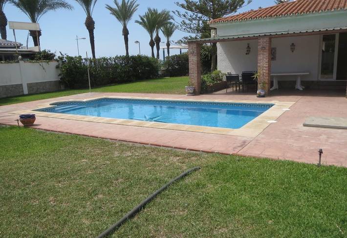 Beach Front Villa for 10 people with Sea View, Pool, Wi-Fi, A/C, Balcony, Terrace & Garden in Torrox Costa, Torrox
