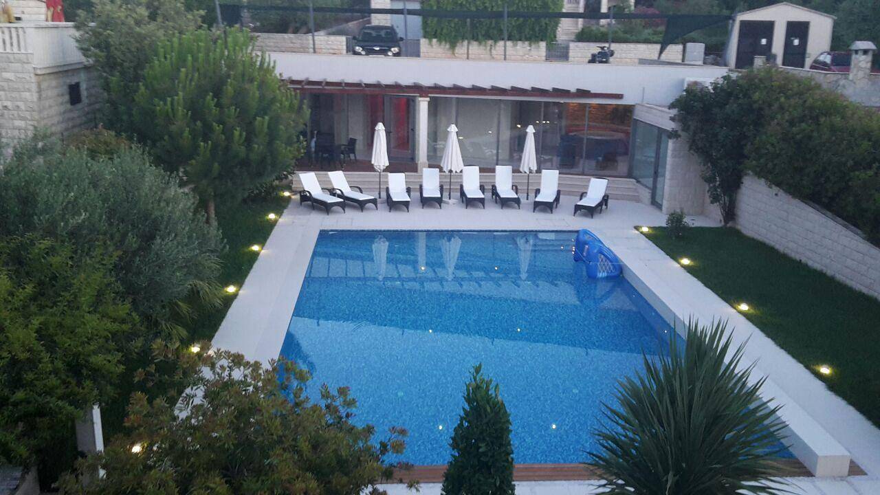 Geheel vakantieappartement, Light studio apartment with private sunny balcony in Splitska, Brac