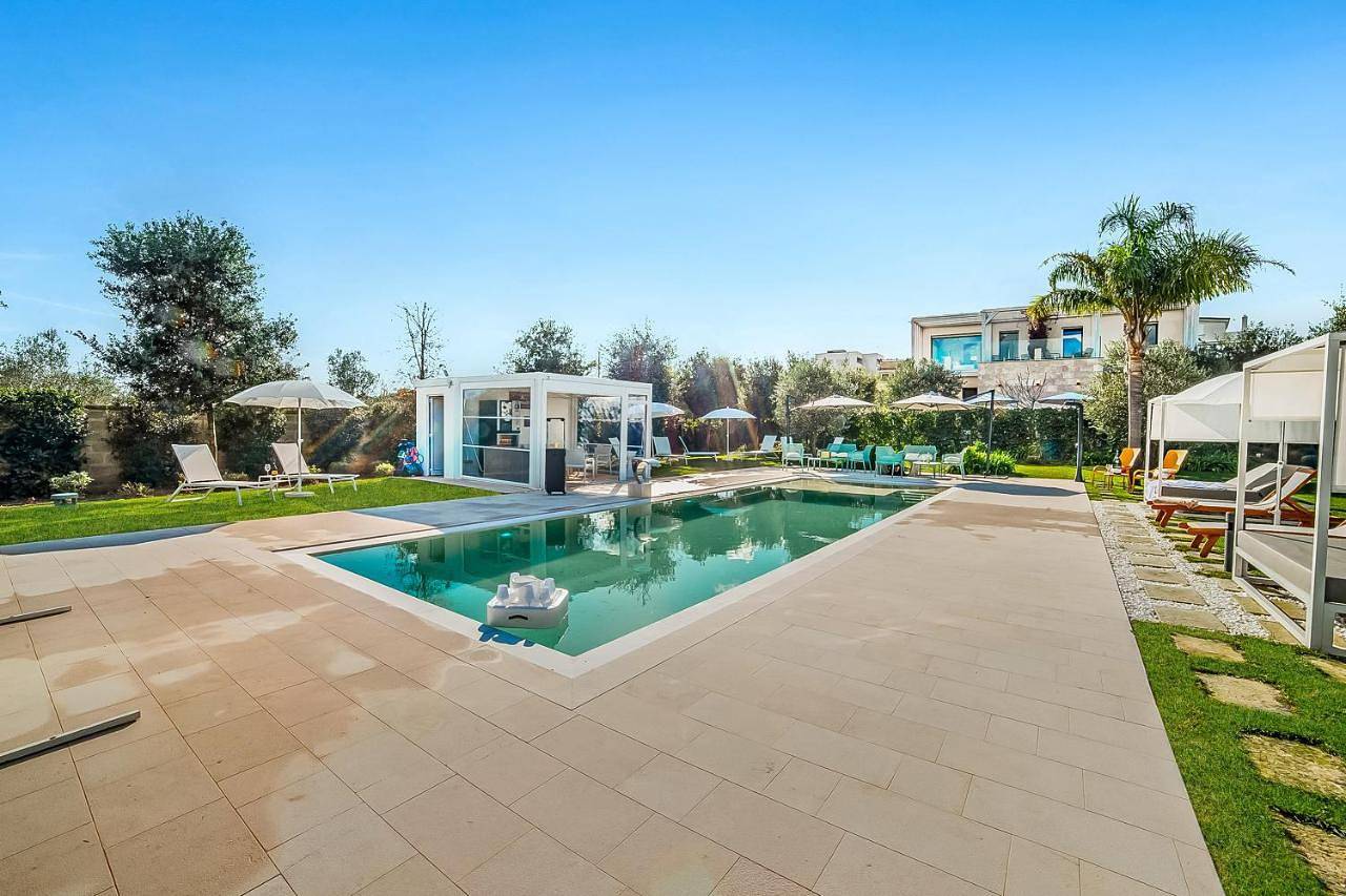 7 Bedroom Luxury Villa - Pool, Garden & Parking - Happy Rentals in Scorrano, Provincia di Lecce