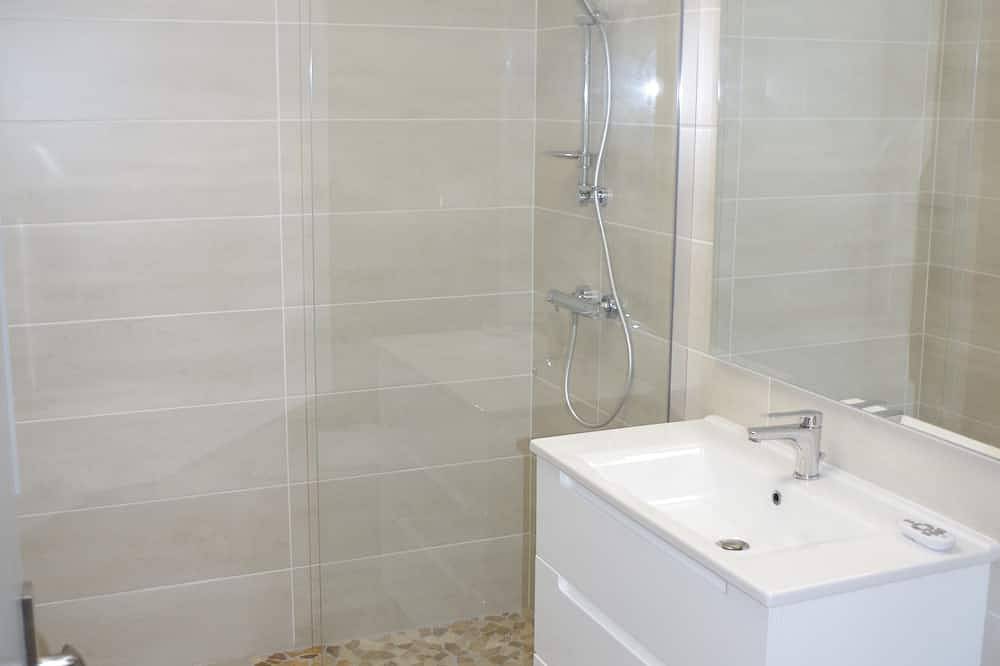 Gîte lumineux avec terrasse, jardin et parking Proche du Pont du Gard Uzès Nîmes in Lédenon, Région de Nîmes