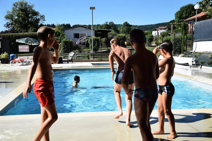 Mobil home pour 4 personnes, avec terrasse et piscine à Saint-Bonnet-le-Château - 2