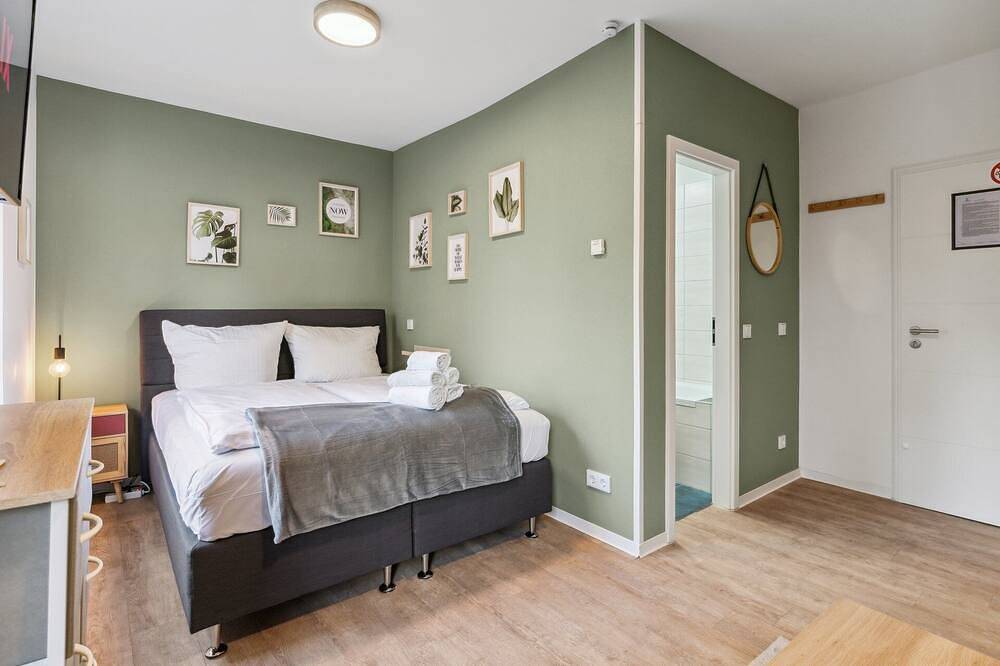 Ganze Wohnung, Vorstadtoase - 3 Pers - Badewanne, Queensize-Bett, Schlafcouch, Netflix, Parken in Eichwalde, Dahme-Seengebiet