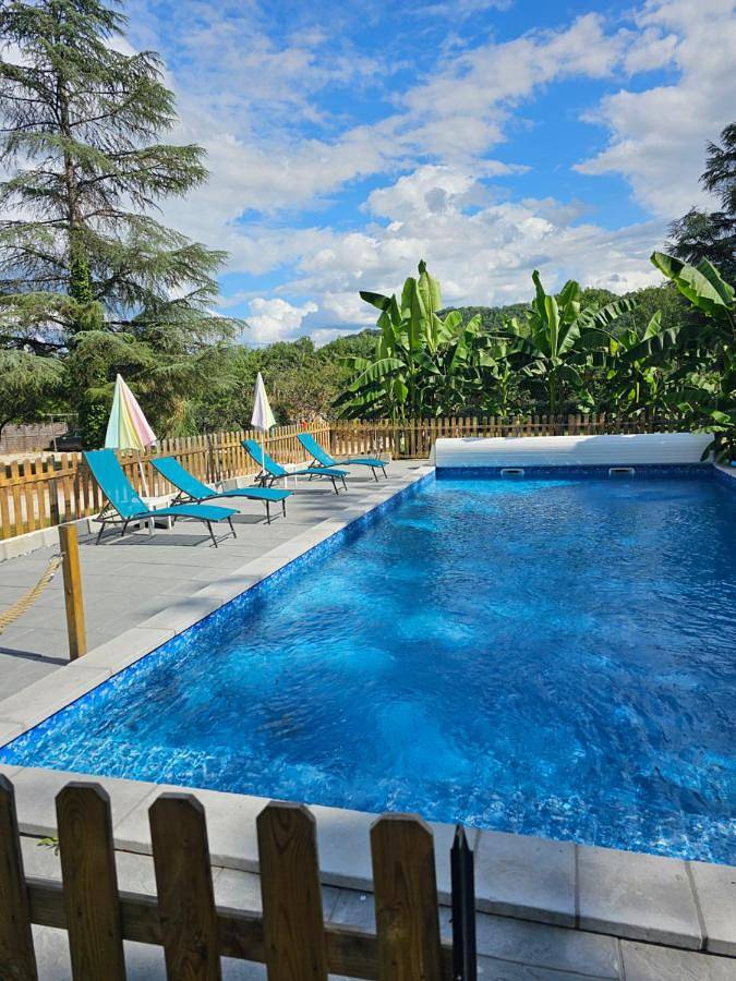 Chambre d’hôte pour 2 personnes, avec Terrasse et Jacuzzi ainsi que Jardin et Piscine à Terrasson-Lavilledieu