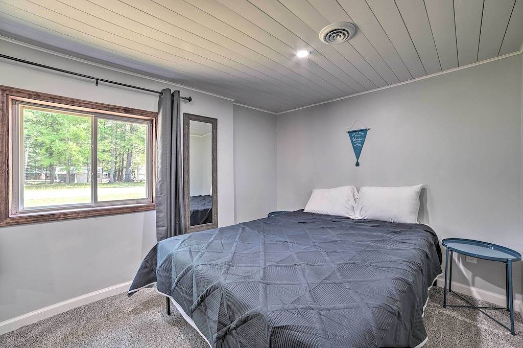 Prudenville Retreat w/ Yard ~ 1 Mi to Lake! in Prudenville, Roscommon County