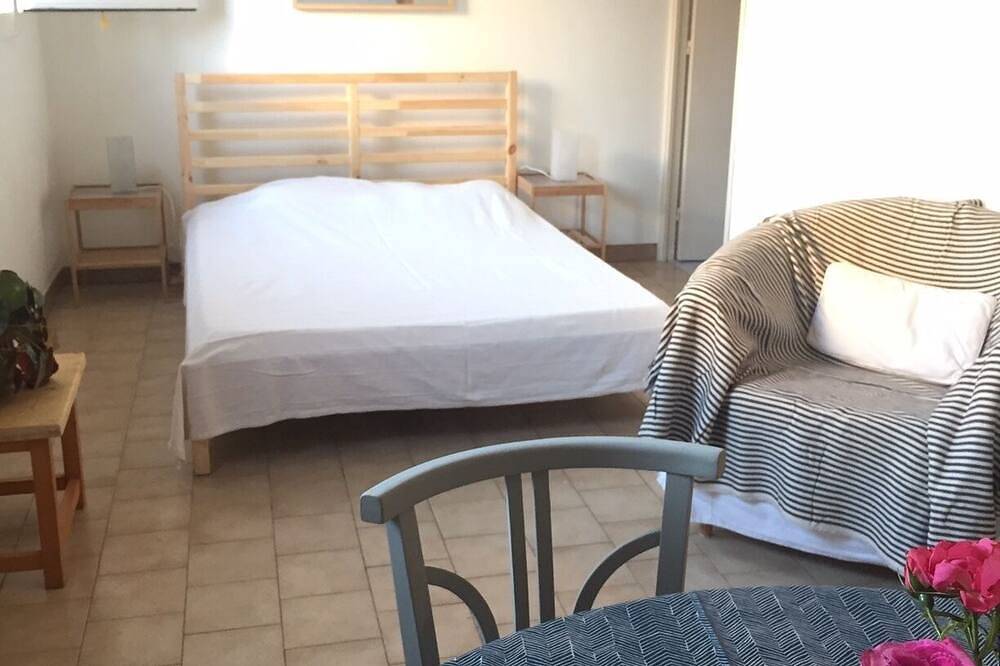 Appartement entier, Agreable studio dans residence calme proche de la mer et du centre ville in Le Pradet, Côte méditerranéenne (France)