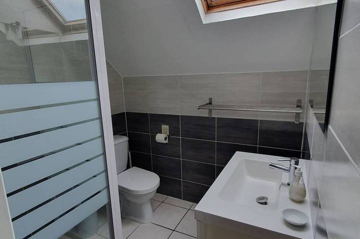 Gîte pour 4 personnes, avec piscine ainsi que jardin et terrasse à Les Champs-Géraux - 4