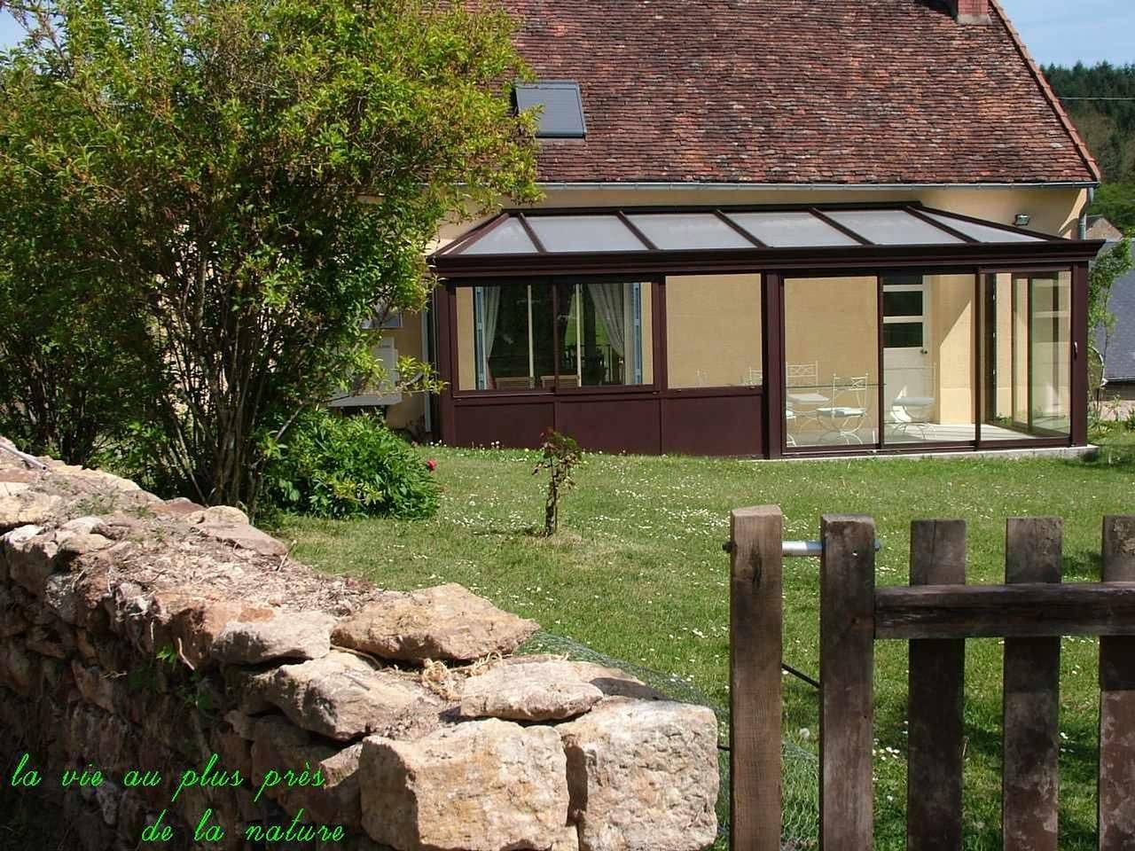 Gîte voor 6 personen met terras in Saint-Péreuse, Natuurpark Morvan