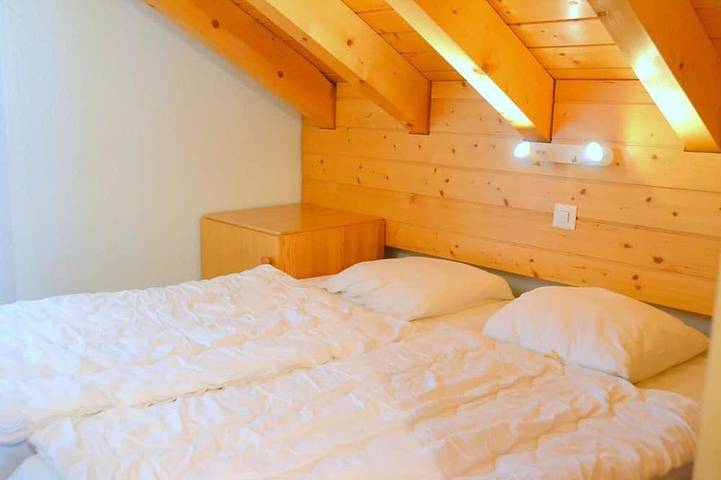 Ganze Wohnung, Aussen : 2-stöckige Dachwohnung für 8 Personen, Balkon mit Gartenmöbeln -Innen : 90 qm, Eingangshall in Saint Luc, Anniviers