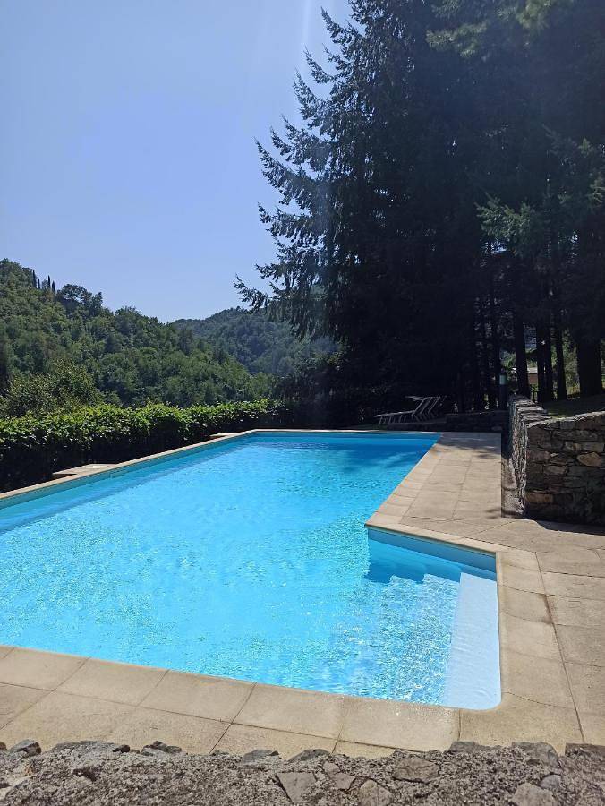 Appartamento per 4 persone, con Terrazza e Piscina nonché Panorama a Borzonasca