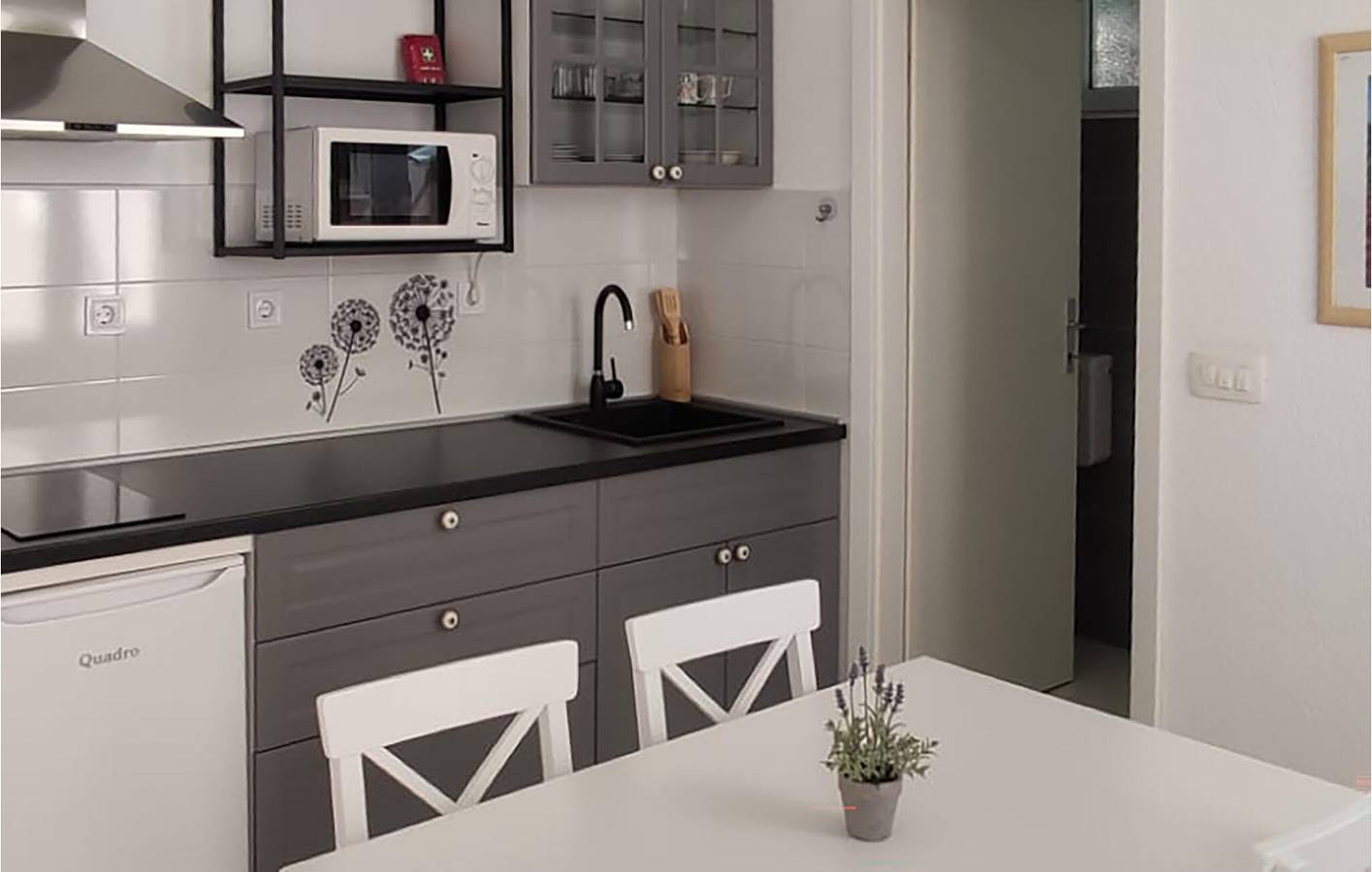 Apartamento vacacional entero, Apartamento de vacaciones para 2 personas con vistas al lago in Podgora, Rivera de Makarska