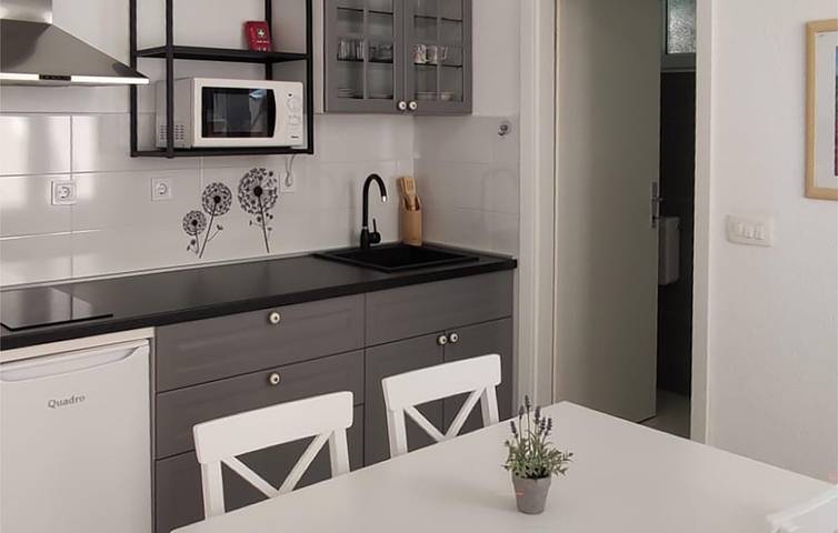 Apartamento vacacional entero, Apartamento tranquilo con vistas al mar, wifi, aire acondicionado y aparcamiento en Podgora in Podgora, Rivera de Makarska