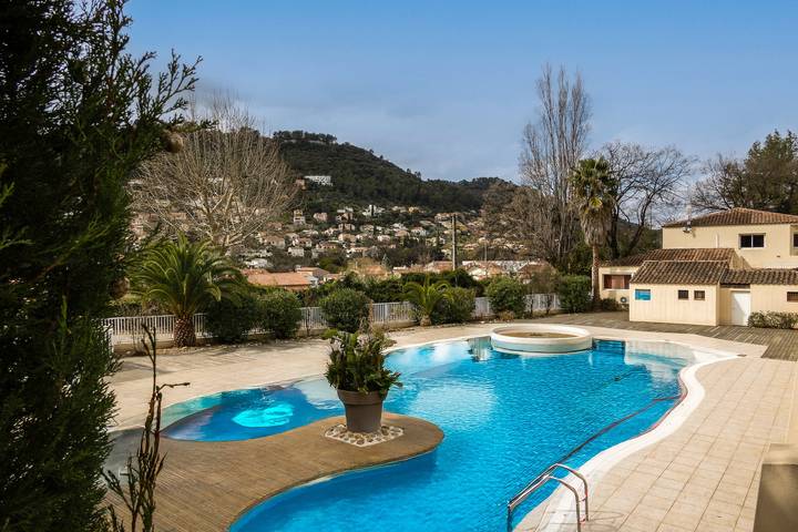 Location de vacances pour 4 personnes, avec terrasse ainsi que jardin et piscine à Solliès-Toucas - 2