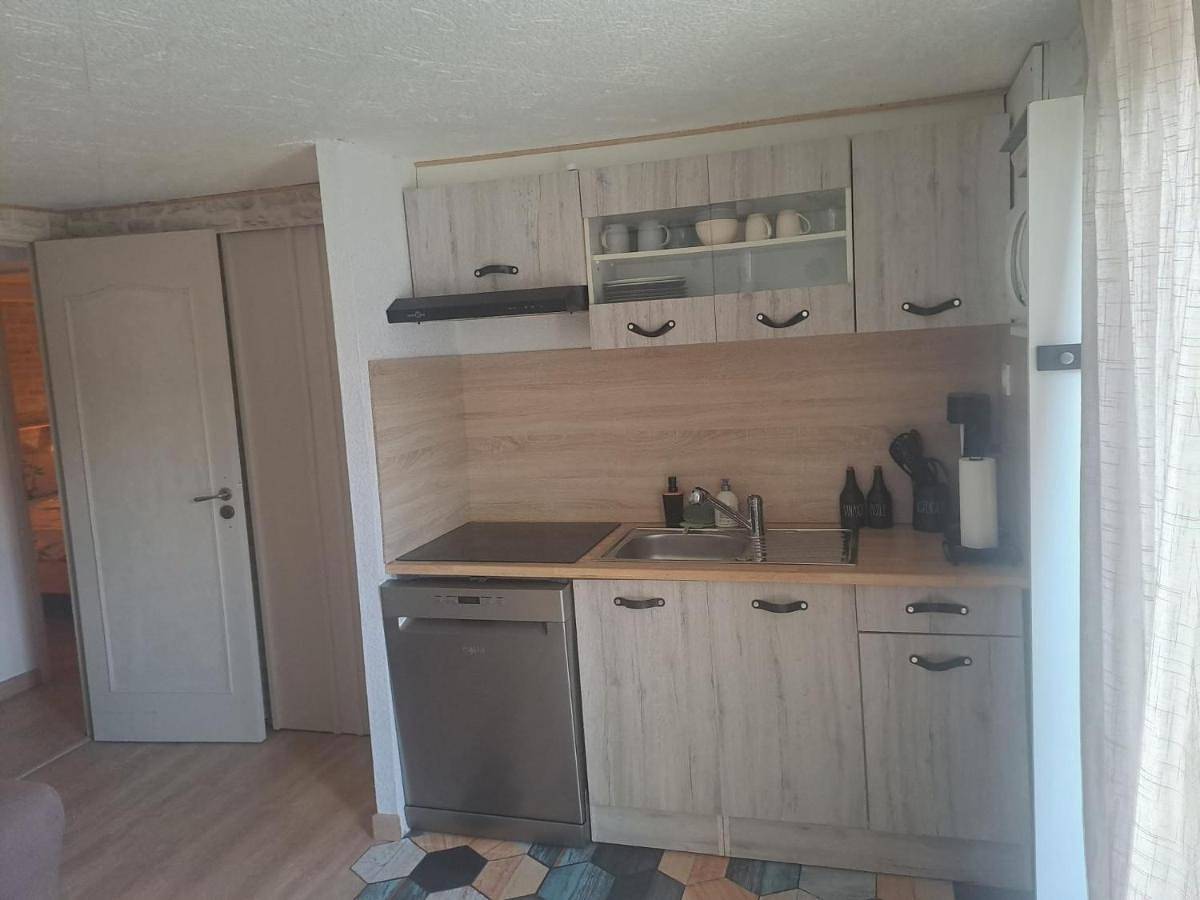 Appartement entier, One-Bedroom Apartment in Saint-Martin-de-Brômes, Alpes-de-Haute-Provence