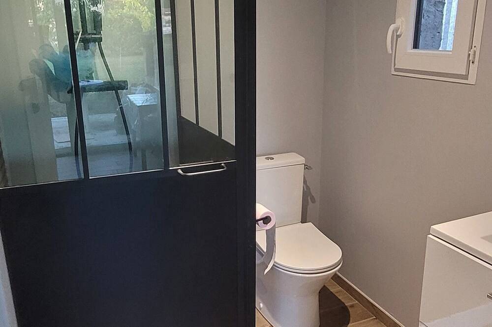 Appartement entier, Charmant studio avec terrasse et accès jardin. in Saint-Denis-de-Pile, Région de Libourne