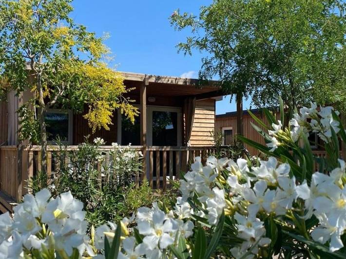 Camping pour 4 personnes, avec terrasse et piscine