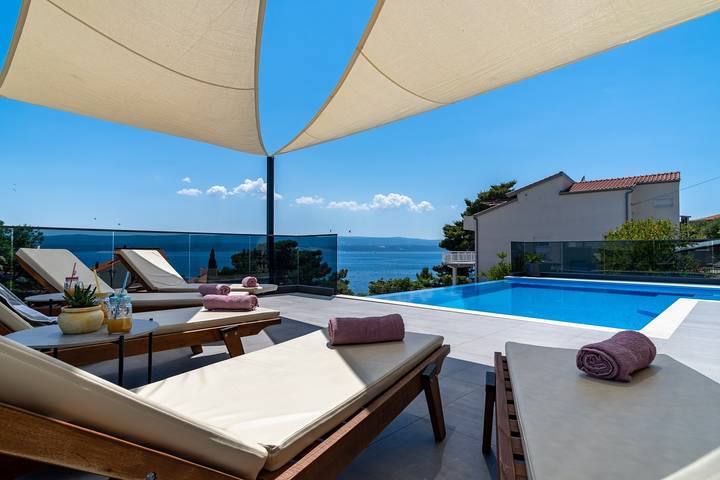 Villa pour 8 personnes, avec Balcon/Terrasse ainsi que Vue sur l’océan et Piscine à Mimice