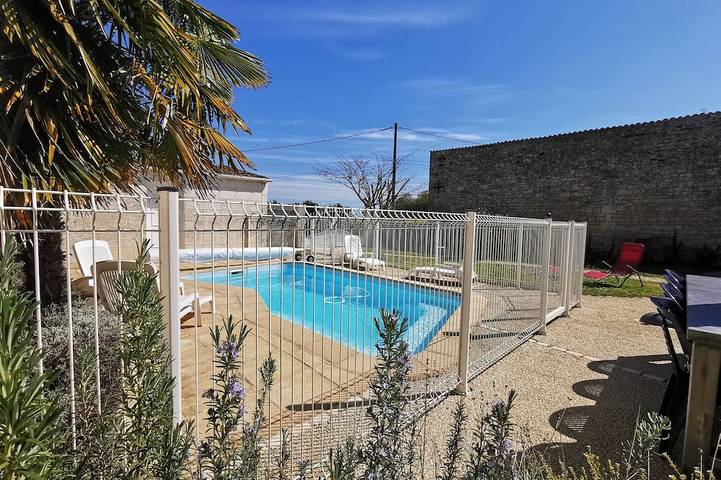 Gîte pour 10 personnes, avec jardin à Tesson (Charente-Maritime)