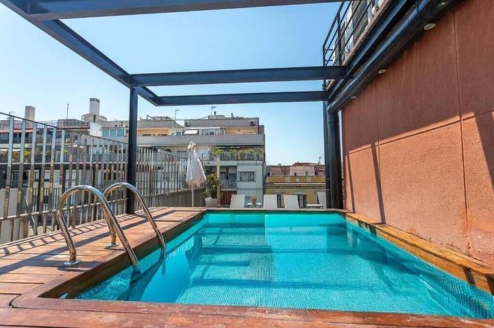 Appartamento per 18 persone, con giardino e balcone nonché piscina in Eixample