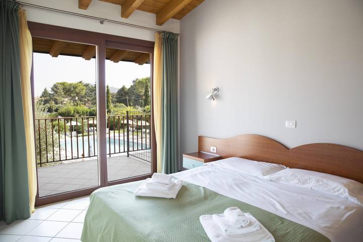 Location de vacances pour 5 personnes, avec balcon et jardin à Manerba del Garda