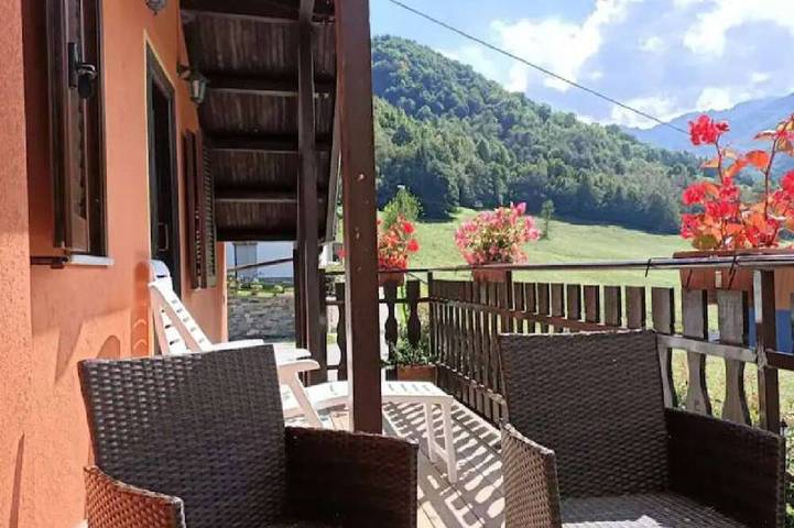 Location de vacances pour 8 personnes, avec jardin et balcon, animaux acceptés à Vernante