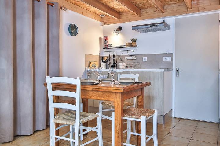 Entire apartment, Holiday Apartment "Studio Le Petit Julien" with Shared Garden & Wi-Fi in Saint-Julien-des-Landes, Loire Valley