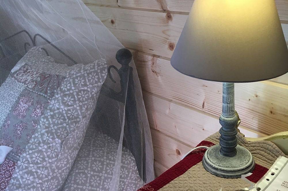 Eine romantische Hütte in einem herrlichen Garten in Barjols, Brignoles Region