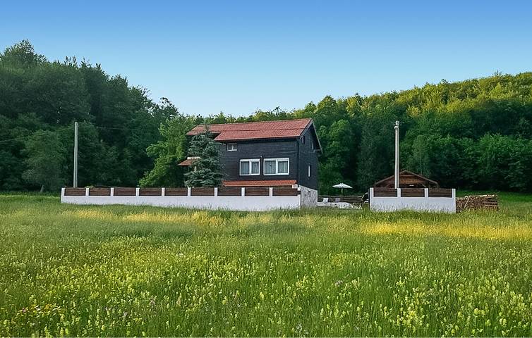 Charmante 250 m² große Wohnung mit Pool, WLAN und Terrasse in Gospitsch, Naturpark Velebit