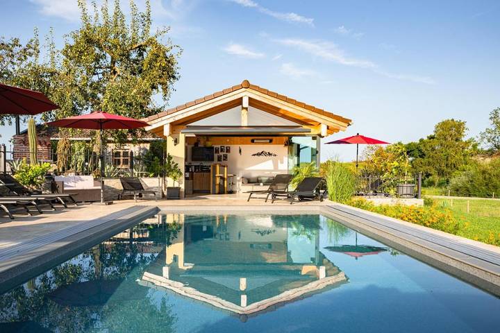 Ferienwohnung für 5 Personen, mit Pool und Sauna sowie Garten und Ausblick, mit Haustier
