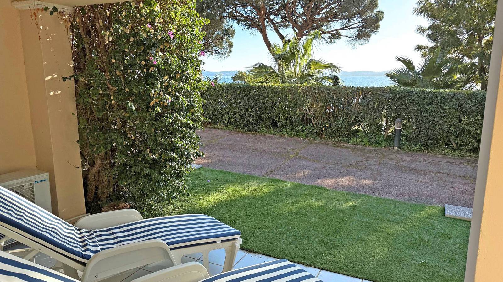 Entire holiday apartment, T2 apartment - 2/4 people - Sea view - Air conditioning - Wifi - Beach by foot - Sainte Maxime in La Nartelle, Sainte-Maxime