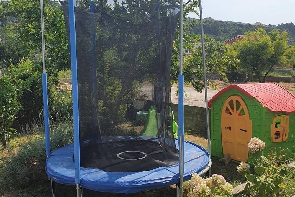 Apartamento entero, Apartamento de tres habitaciones con una terraza Palit, Rab (A-22676-a) in Palit, Rab