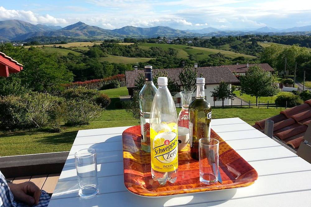 Gîte T3 \"Ekilore\" - Calme, Piscine et Vue sur les Pyrénées in Halsou, Région de Bayonne