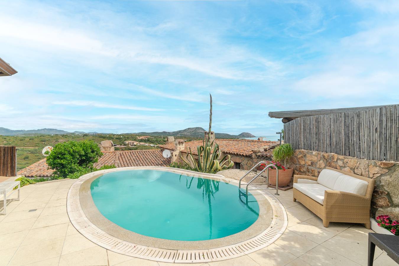 Villa 'Roccia d'oro con piscina privata' con Vista Mare, Wi-Fi e Aria Condizionata in Porto San Paolo, Loiri Porto San Paolo