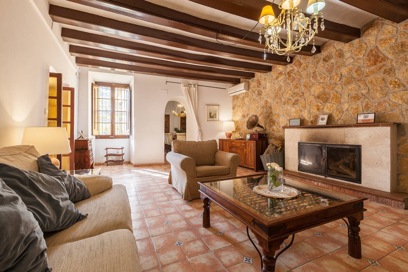 "Masía Can Trabal" con vistas a la montaña, piscina, jacuzzi, Wi-Fi, aire acondicionado y jardín in Olérdola, Interior de Barcelona