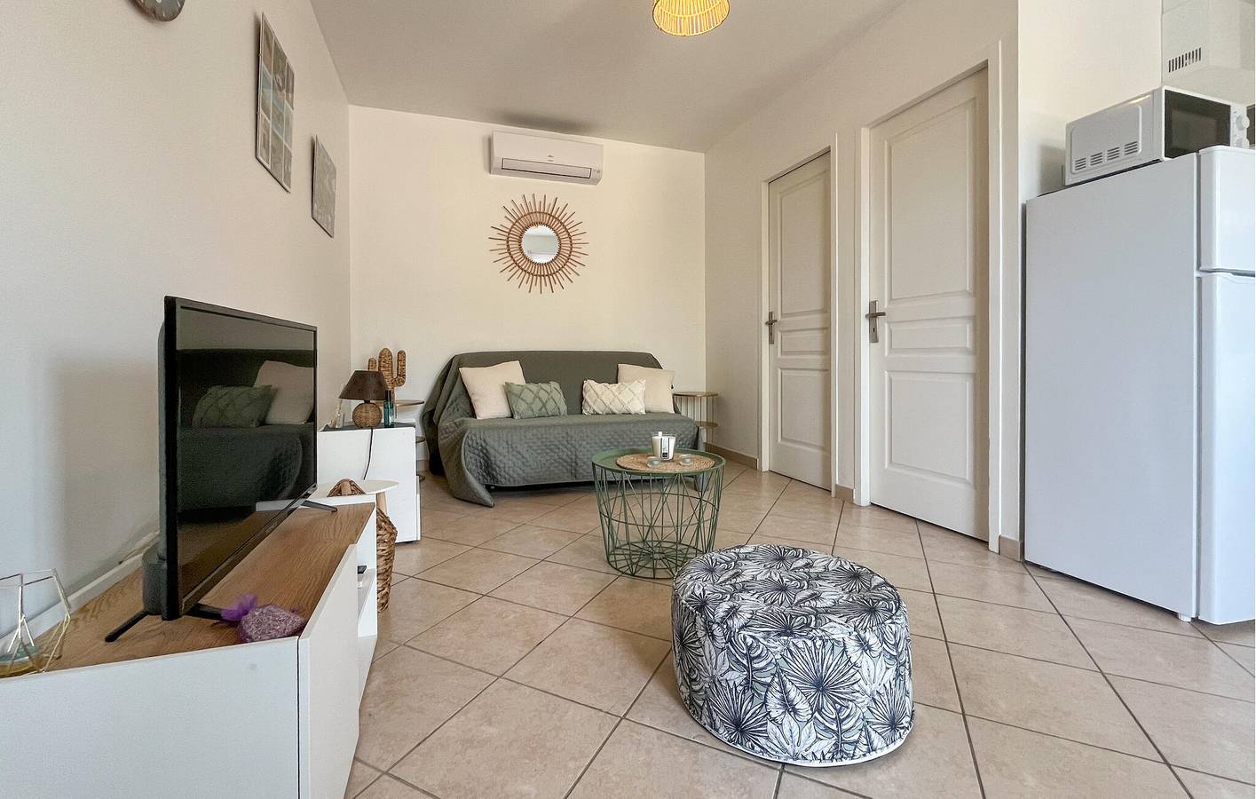 Cozy Apartment with WiFi, TV, AC & Parking, 1000m to Saint-Martin-de-Crau in Saint-Martin-de-Crau, Arles region