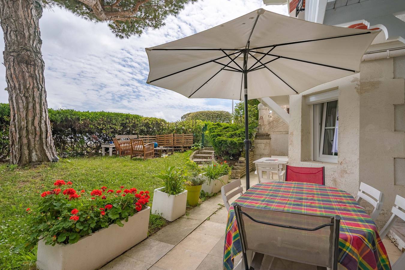 Appartement entier, Appartement "Falaise de Pontaillac" avec vue sur la mer, jardin & Wi-Fi in Vaux-sur-Mer, Côte de Beauté