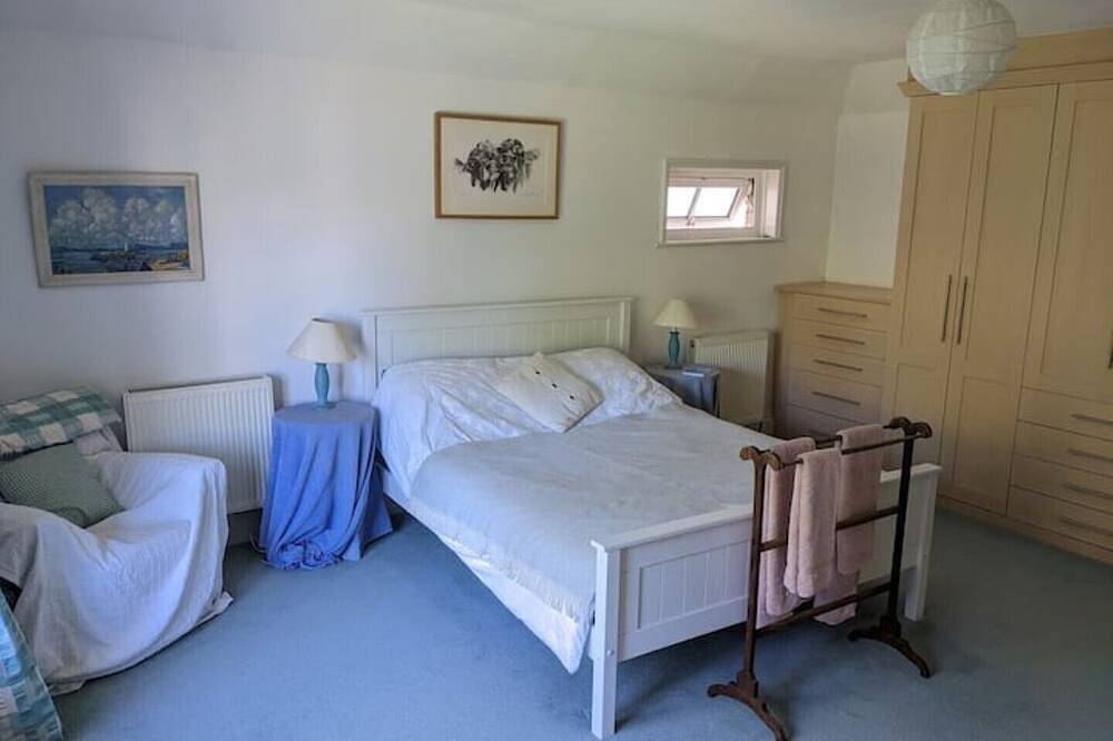 Cosy Cottage by the Sea (1x Big Master Double Bedroom) in Cowes, Isle of Wight