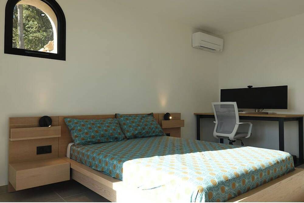 Villa isolée avec Ac, piscine chauffée et vue sur les vignobles et la mer in Callas, Région de Draguignan